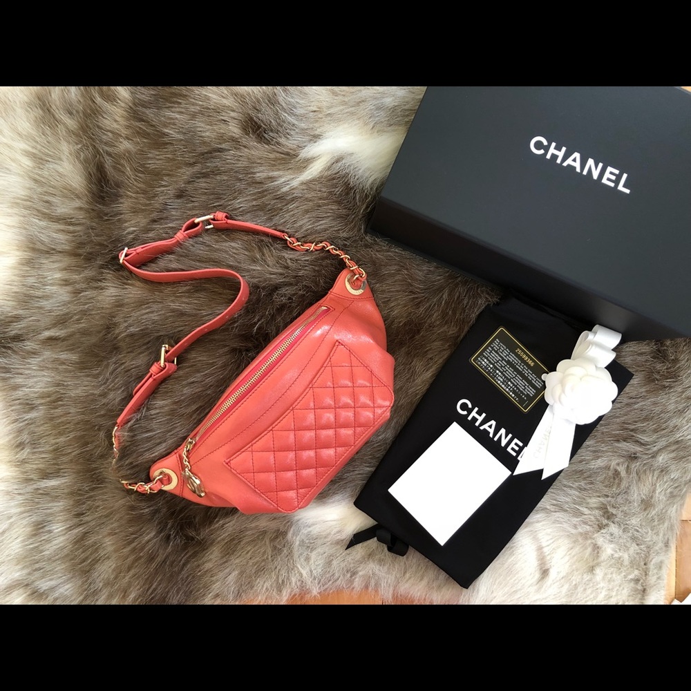 *SOLD* 💯Auth CHANEL 18S Calfskin Waist Fanny Pack - Picture 2 of 8